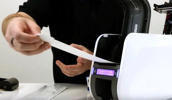 Como limpar uma impressora de cartões?